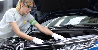 Una operaria en la fábrica de Renault en Valladolid. 