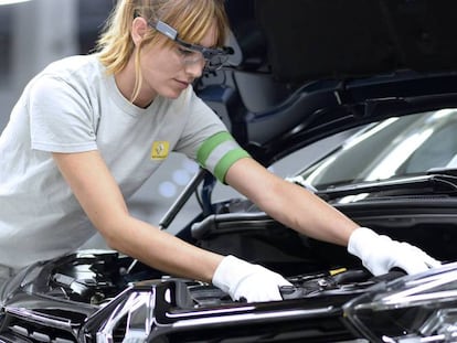 Una operaria en la fábrica de Renault en Valladolid. 