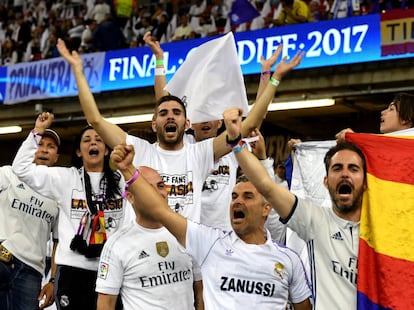 Seguidores do Real Madrid nas grades do Estádio Millennium em Cardiff.