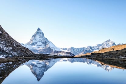 El monte Cervino, o Matterhorn, reflejándose en el lago Stellise de Zermatt (Suiza).