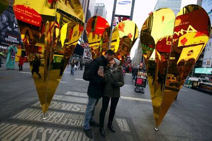 Caio Nader besa a su novia Juliana Avilla, ambos de Rio de Janeiro (Brasil), en la instalacin "Corazn de corazones" de Collective-LOK, que gan la competencia anual de Times Square "Valentine Heart Design", en Times Square, New York, el 10 de febrero de 2016.