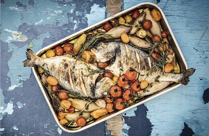 Dorada asada con vegetales, una de las recetas que aparece en el libro 'Captain’s dinner' (teNeues).