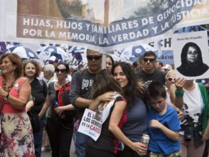 A 42 años del golpe militar en Argentina, se suman a las masivas movilizaciones en todo el país para gritar Nunca Más y exigir cárcel común para quienes cometieron crímenes de lesa humanidad.