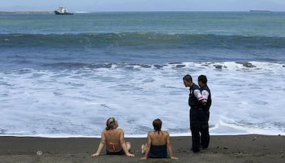 Dos de la Cruz Roja alertan sobre el peligro de nadar en la playa Caldera.