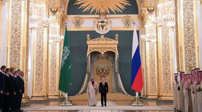 El presidente ruso, Vlad&iacute;mir Putin y el rey saud&iacute; Salm&aacute;n este jueves en el Kremlin, en Mosc&uacute;.