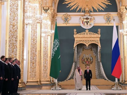 El presidente ruso, Vlad&iacute;mir Putin y el rey saud&iacute; Salm&aacute;n este jueves en el Kremlin, en Mosc&uacute;.