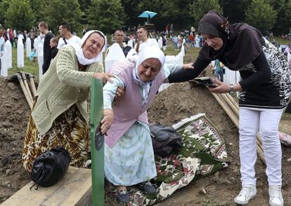 Un grupo de mujeres lloran la muerte de un familiar en el centro conmemorativo de Potocari, 11 de julio de 2013. La triste y solemne ceremonia de entierro colectivo se celebró en el cementerio del mausoleo de Potocari según el rito islámico, oficiado por el máximo jerarca de la comunidad musulmana en Bosnia, Husein Kavazovic.