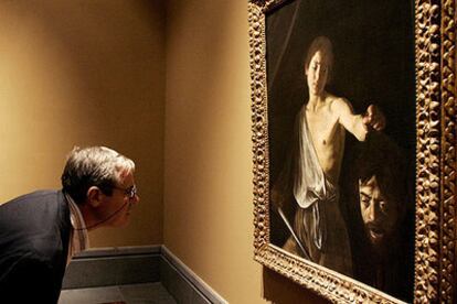 Un visitante observa el <i>David con la cabeza de Goliath</i> (1609-1610), de Caravaggio.