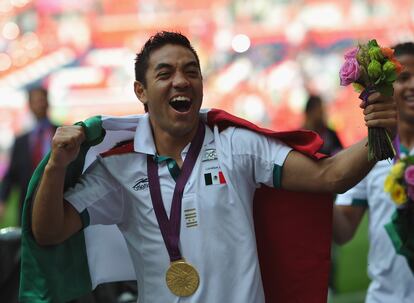 Marco Fabián celebra con la medalla de oro en los Juegos Olímpicos de Londres 2012.