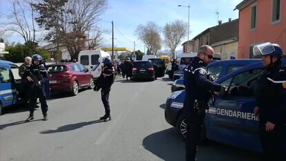 El primer ministro, Edouard Philippe, ha afirmado que las informaciones de las que disponen apuntan a que "se trataría de un acto terrorista". En la imagen, agentes de la policía en Trèbe.