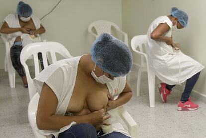 Grupo de madres donando leche en el primer centro abierto en Medellín (Colombia).