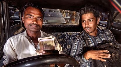 Los taxistas suelen deleitar a los pasajeros con los últimos éxitos de Bollywood a todo volumen. 	