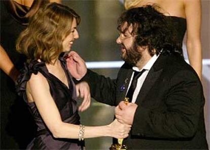 Pocas sorpresas. Se lo llevó todo. Once estatuillas para la película del neozelandés Peter Jackson, incluida la de mejor filme del año. Jackson - en la foto, con la también premiada por mejor guión, Sofia Coppola -  y los elfos de <i>El Señor de los Anillos III</i> han entrado en la historia del cine.