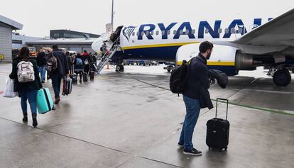 Pasajeros embarcando en un avión de Ryanair.