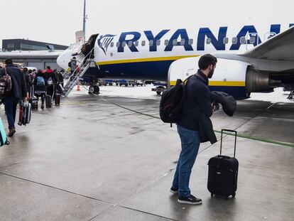 Pasajeros embarcando en un avión de Ryanair.