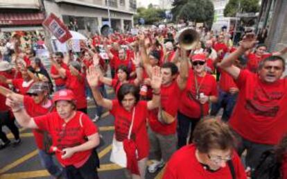 Manifestación de afectados por la comercialización de las participaciones preferentes y obligaciones subordinadas que se desarrolló hoy en Santiago de Compostela.