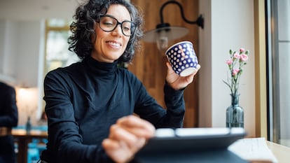 Se trata de lentes progresivas ideales para utilizar con dispositivos tecnológicos.GETTY IMAGES.