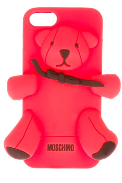 Carcasa en forma de oso de peluche, para ir captando miradas por la calle. Moschino es su responsable (38 euros).