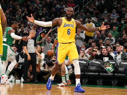 LeBron James pide explicaciones a sus compañeros durante un partido entre los Lakers y los Celtics, el 19 de noviembre en Boston.
