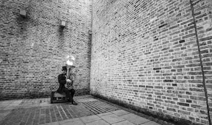 Un solitario músico callejero en una calle muy concurrida de Nueva York.