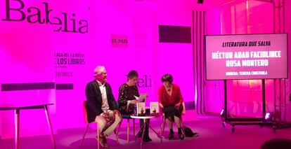 El escritor Héctor Abad, la periodista de EL PAÍS Tereixa Constenla y la escritora Rosa Montero, durante su charla en el Espacio Babelia.