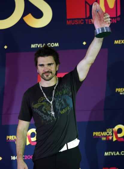 Juanes posa tras la entrega de los premios MTV Latinoamérica 2008