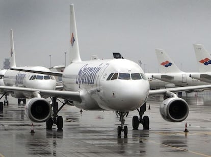 Aviones de Spanair, en un extremo del aeropuerto del Prat.