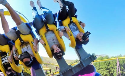 Un grupo de visitantes probando la versi&oacute;n virtual de la monta&ntilde;a rusa de Batman en el Parque Warner de Madrid.