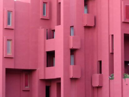 Detalle de la Muralla Roja, que en realidad es rosa, en Calpe, la urbanizacióm privada que los vecinos han vallado para impedir la entrada a los turistas. FOTO: Getty Images