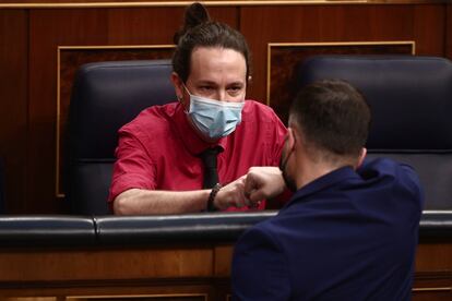 El líder de Podemos, Pablo Iglesias, conversa con el diputado Gabriel Rufián (ERC), en el Congreso, esta semana.