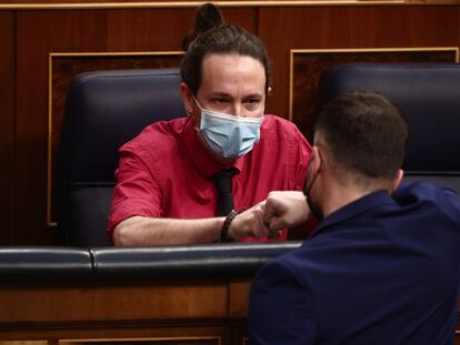 El líder de Podemos, Pablo Iglesias, conversa con el diputado Gabriel Rufián (ERC), en el Congreso, esta semana.