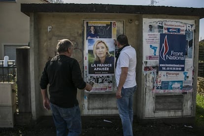 Un grupo de militantes del Frente Nacional hacen una pegada de carteles electorales en Hayange.