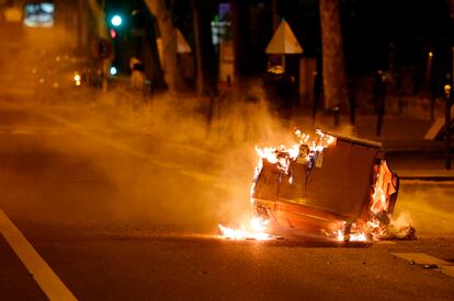 Un contenedor de basura arde en la calle durante disturbios esta semana en Villeneuve-la-Garenne.