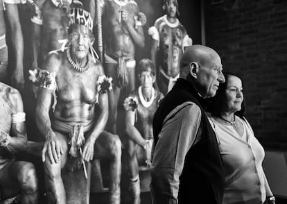 El fotógrafo y su esposa Lelia Salgado en Venecia, Italia, en 2014. Ambos fundaron el Instituto Terra, que se encuentra en el estado de Minas Gerais, Brasil y tiene el objetivo de recuperar el ecosistema y la biodiversidad de la Selva o Mata Atlántica. 