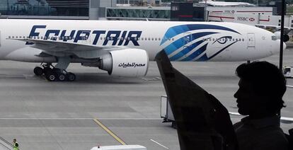 Un passatger llegeix un diari a la terminal d'EgyptAir a Londres.