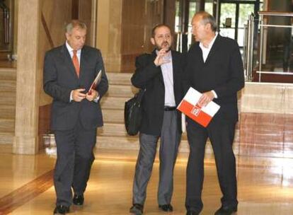 Los socialistas Manuel Vázquez, Ricardo Varela y Manuel Lagares, ayer en Santiago.