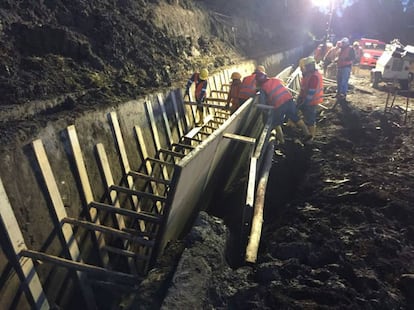 Trabajos de saneamiento del canal del Pita, en Quito. 