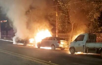 Uno de los vehículos incendiados en Colima durante los disturbios tras la detención de José Bernabé Brizuela, el 18 de agosto de 2022.