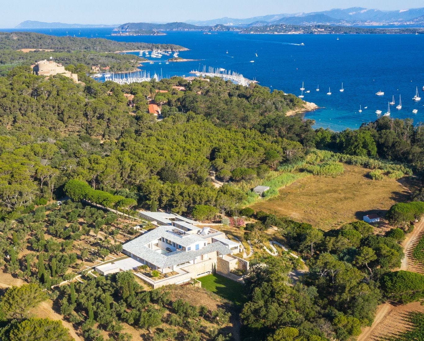 Porquerolles, la isla francesa donde conviven turistas, trabajadores, millonarios y arte contemporáneo