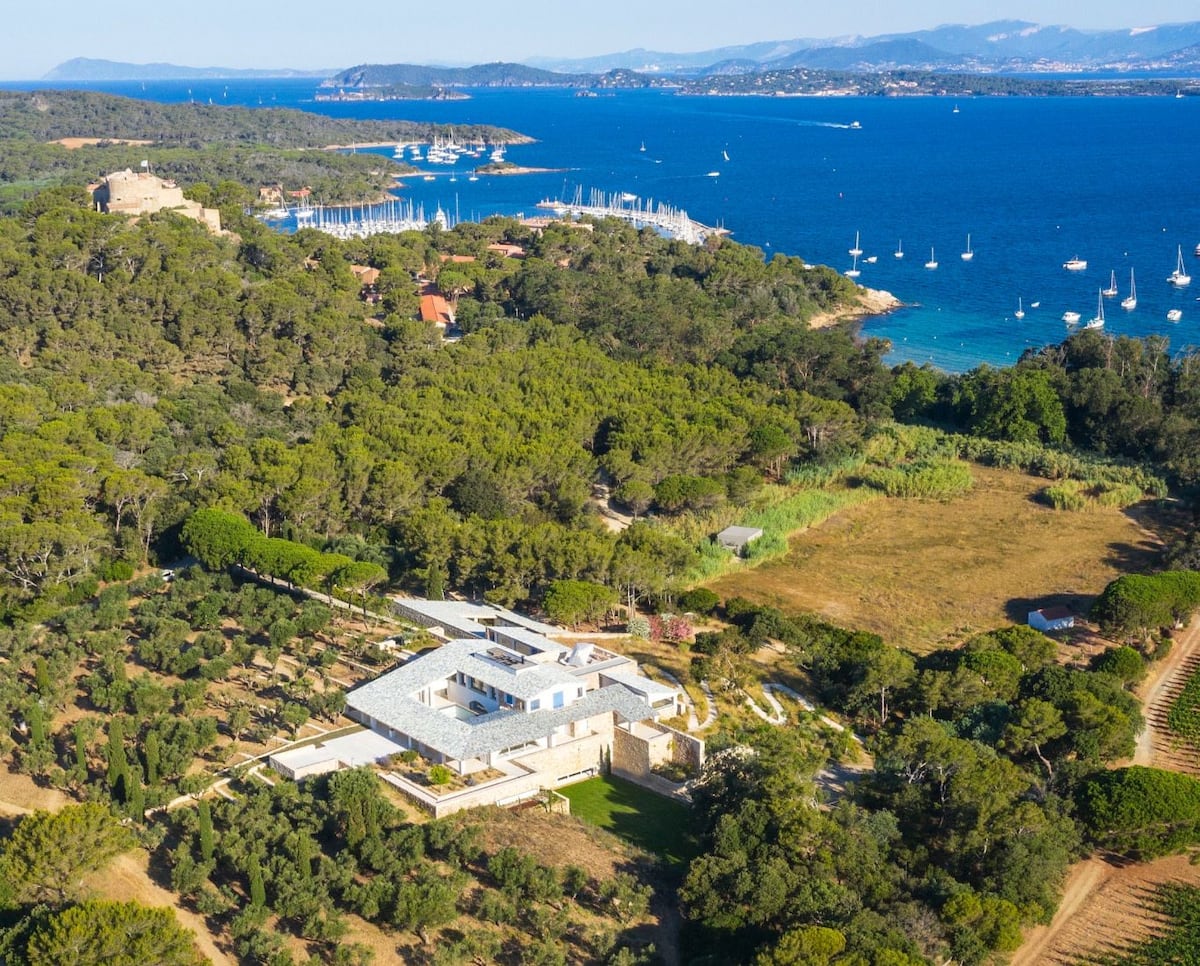 Porquerolles, la isla francesa donde conviven turistas, trabajadores, millonarios y arte contemporáneo