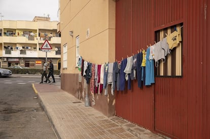 Ropa tendida en la puerta de una cochera, utilizada como vivienda en las Norias, El Ejido, Almería.