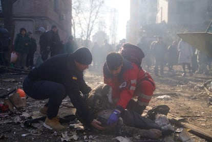 Equipos de rescate auxilian a una persona herida en el bombardeo ruso contra varios edificios residenciales de Kiev, la capital de Ucrania, este viernes por la mañana. Al menos una persona ha muerto y cuatro han resultado heridas después de que partes de un misil ruso impactaran en un bloque de viviendas. Mientras, la defensora del pueblo ucrania, Liudmila Denisova, ha afirmado que 130 personas han sido rescatadas de las ruinas del teatro de Mariupol -la ciudad del sudeste de Ucrania al borde del colapso humanitario por el asedio de las tropas rusas- que fue bombardeado el miércoles. Denisova también ha afirmado que las labores de rescate continúan, ya que había muchas personas en el refugio del subsuelo del teatro antes de que el edificio fuera atacado.