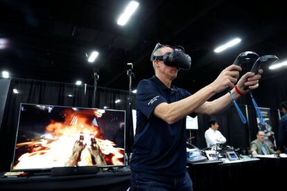 John Cummins, vicepresidente senior de ventas y marketing de DisplayLink hace una demostración del diseño DisplayLink XR con un juego de realidad virtual durante el CES, el 7 de enero de 2018.