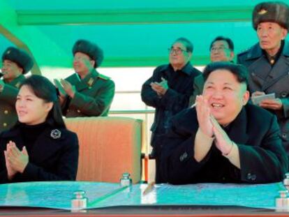 Ri Sol-ju acompañó a su marido durante unas maniobras de las fuerzas aéreas norcoreanas, según los medios estatales