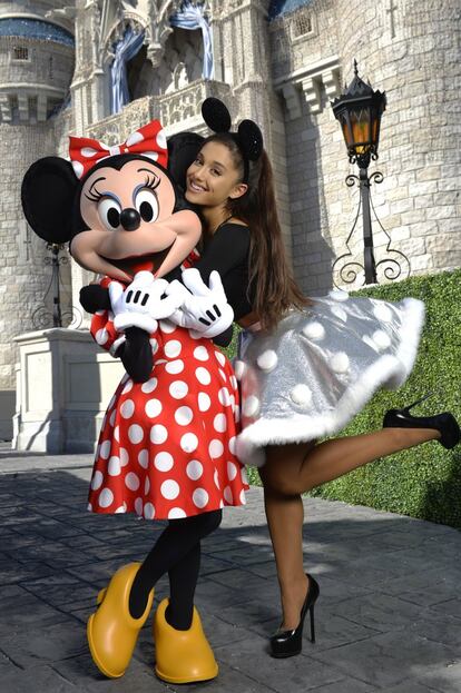 En noviembre de 2015, Ariana Grande fue una de las protagonistas de la celebración navideña de Disneyland en Lake Buena Vista. Para el recuerdo, la cantate se puso las orejeas y se llevó esta foto junto a Minnie Mouse.