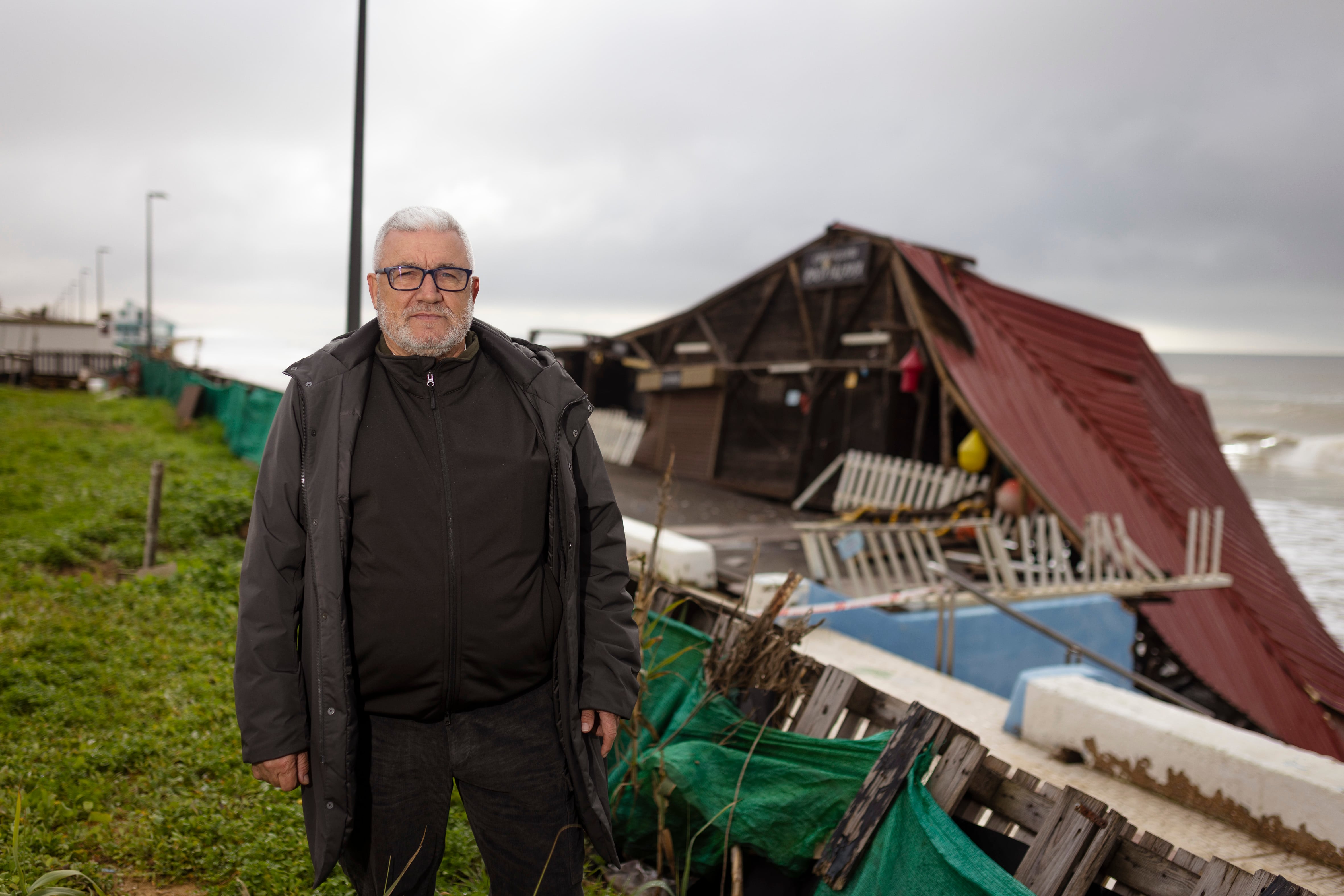 Paco Triana, ante los restos de su chiringuito derrumbado por el temporal, este miércoles.  