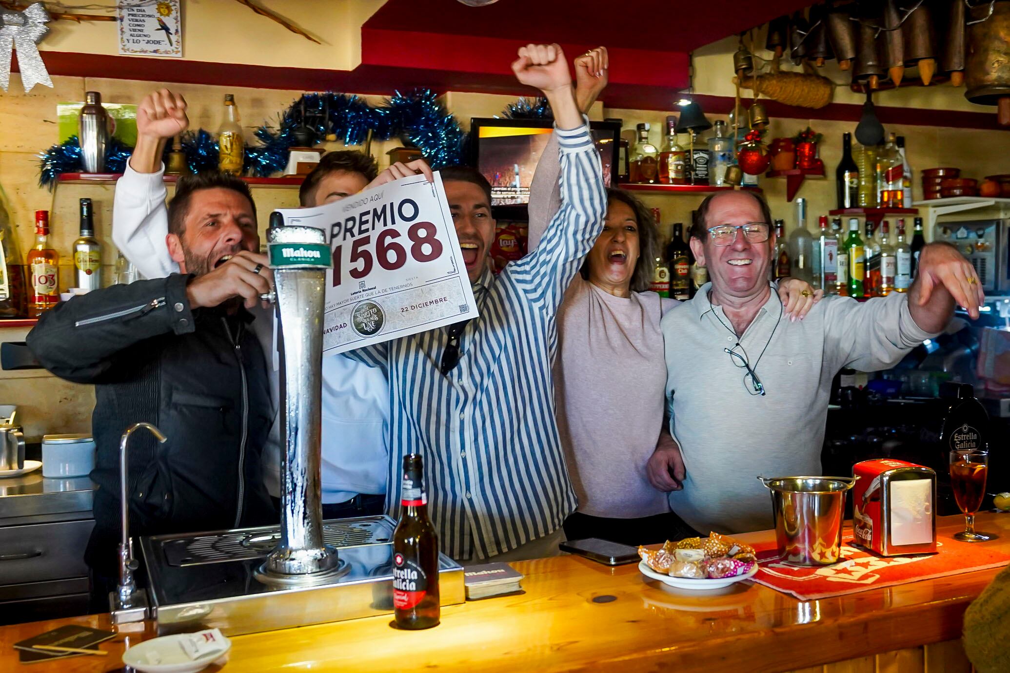 Celebraciones en un bar de la localidad ibicenca de Santa Eulalia este viernes, tras vender décimos del número 01568.