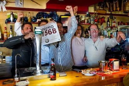 Celebraciones en un bar de la localidad ibicenca de Santa Eulalia este viernes, tras vender décimos del número 01568.