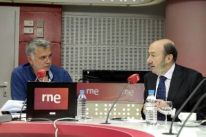 Alfredo Pérez Rubalcaba, durante la entrevista en RNE.