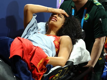 María Vicente, trasladada en camilla tras lesionarse.